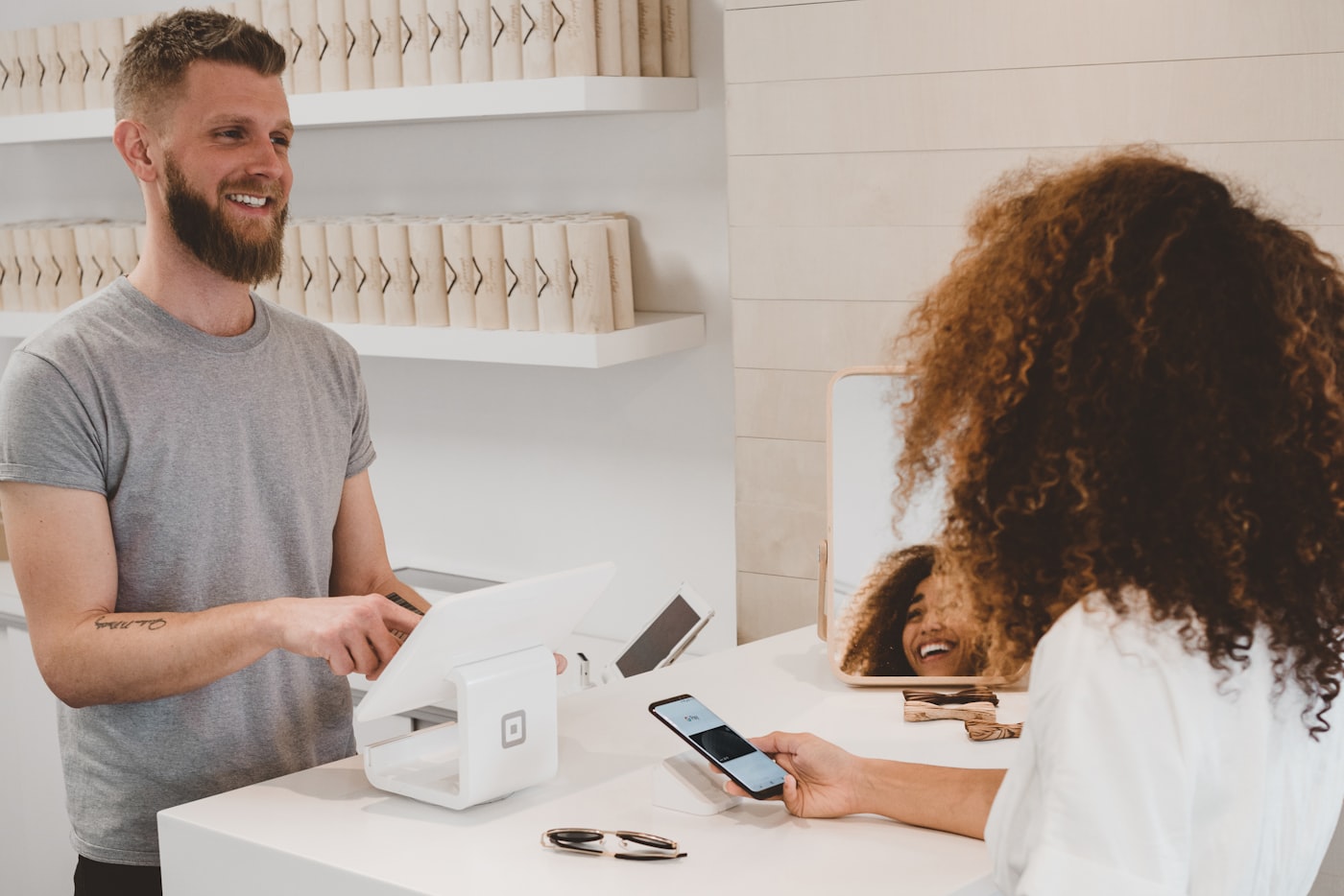 Commerçant local qui sert une cliente dans sa boutique